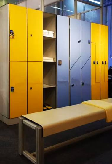 Новейшая однодверная раздевалка с отделкой под дерево и цифровым замком.