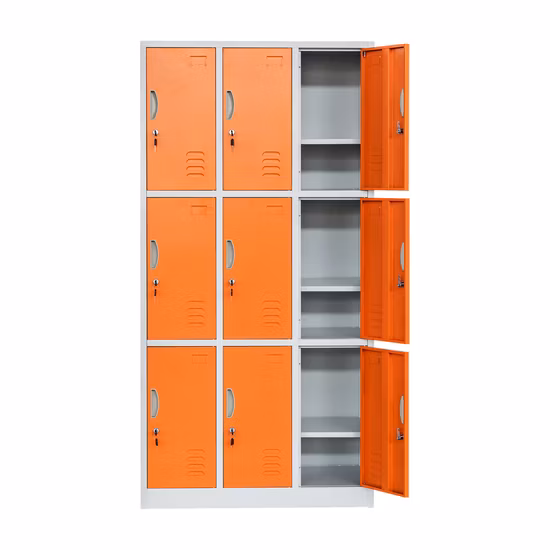 Трехэтажная раздевалка спортзала с несколькими модулями хранения и 9 красными стальными дверями.